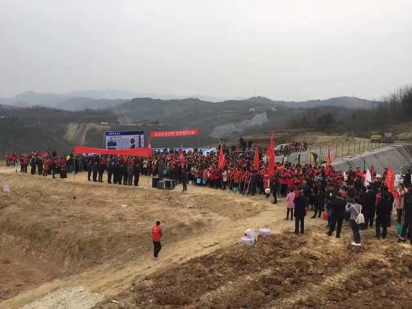 安康市漢陰縣綠豐現(xiàn)代農(nóng)業(yè)有限公司迎來漢陰縣千人義務植樹活動